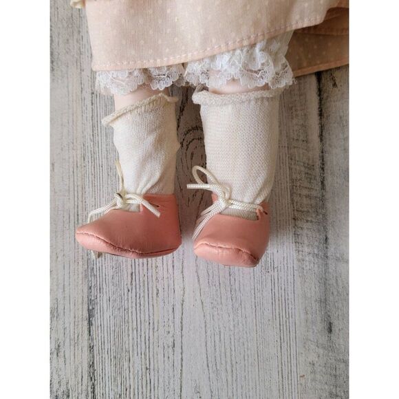 Brinn's Everything is beautiful wind up music porcelain doll collectible - Picture 4 of 8